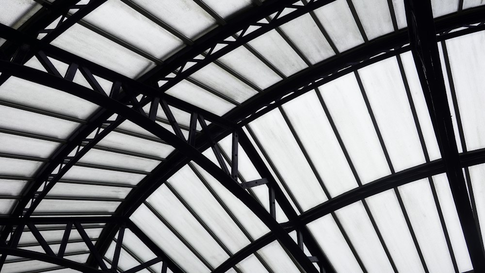 Estructura metálica curva con techo de policarbonato
