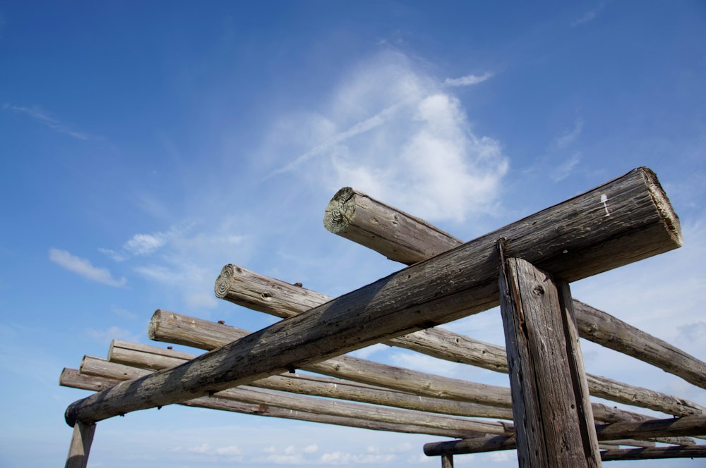 Cobertizo de rollizos de madera contra el cielo